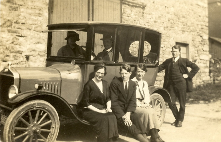 Armitage family and Vintage car.jpg - Members of the Armitage family and a vintage car.  ( Does anyone know the make and model and date? )  